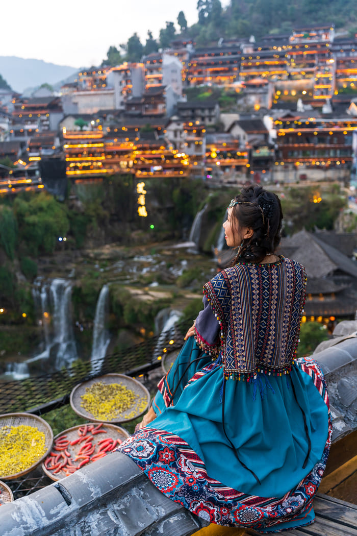 Mujer contemplando la ciudad de Lijiang